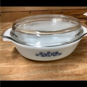 Vintage anchor hocking casserole dish in Excellent condition